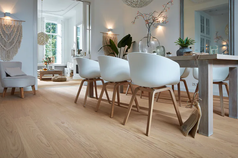 8805-pd400-naturgeoelt-ambiente-01-meister-holz-disselnmeyer-784f0ba2 Heller Parkettboden in einem modern eingerichteten Esszimmer mit weißem Mobiliar und gemütlicher Wohnatmosphäre.